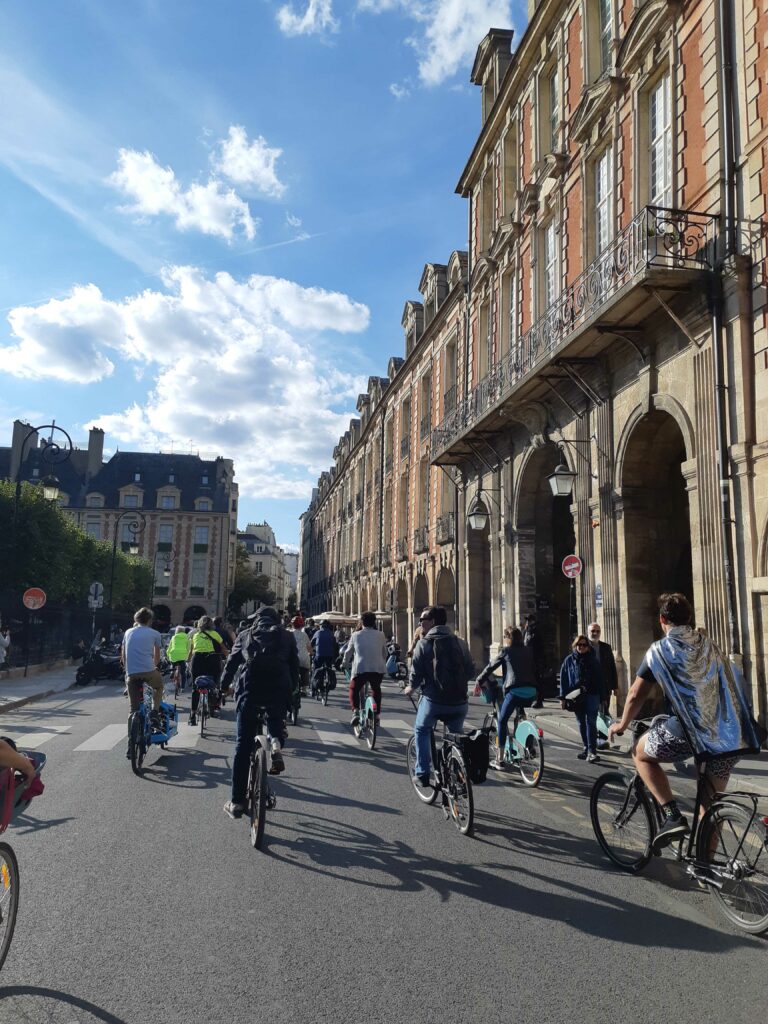 Parade à vélo dans une rue de Paris, urbanisme transitoire dans un tiers-lieu - Plateau Urbain